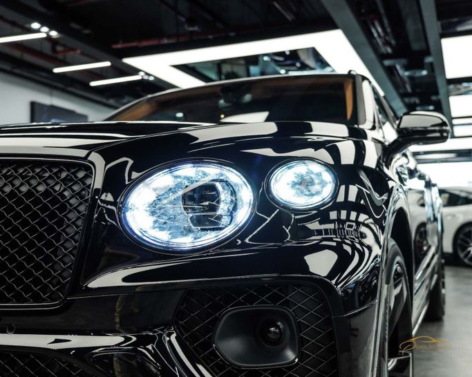 Новый Bentley Bentayga Azure I Рестайлинг, 4 л, 2023 в Дубае от Pearl Motors Черный цвет. Европейская | AUTO.AE