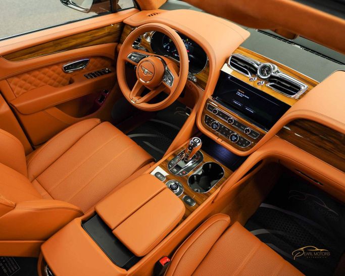 Новый Bentley Bentayga Azure I Рестайлинг, 4 л, 2023 в Дубае от Pearl Motors Черный цвет. Европейская | AUTO.AE