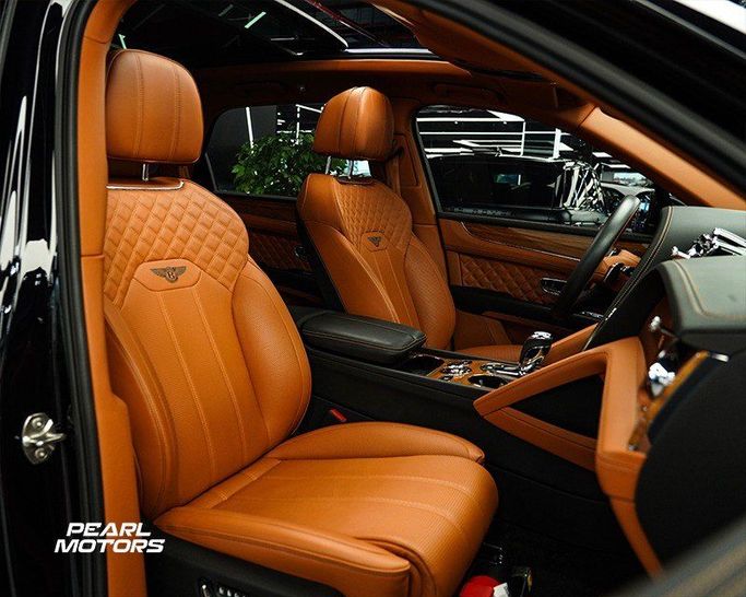 Подержанный Bentley Bentayga I Рестайлинг, 4.0 л, 2022 в Дубае от Pearl Motors Черный цвет. GCC | AUTO.AE