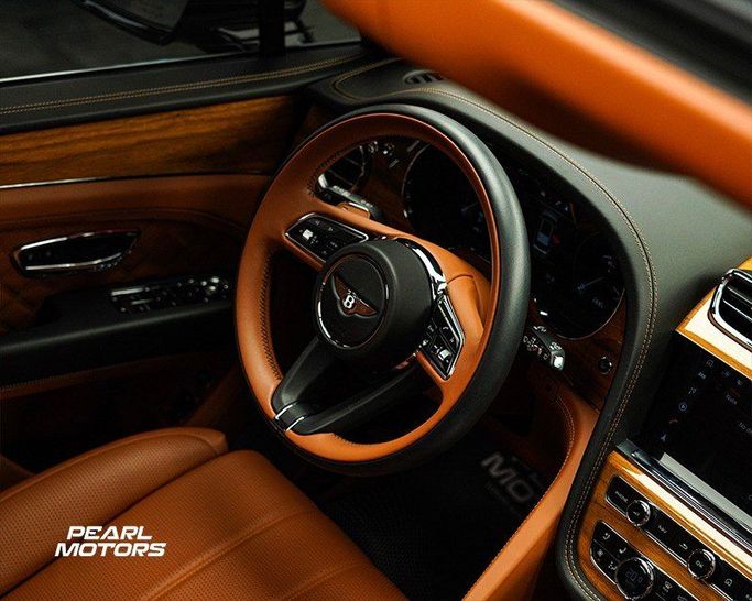 Подержанный Bentley Bentayga I Рестайлинг, 4.0 л, 2022 в Дубае от Pearl Motors Черный цвет. GCC | AUTO.AE