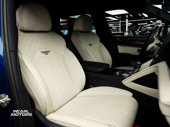 Подержанный Bentley Bentayga I Рестайлинг, 4.0 л, 2022 в Дубае от Pearl Motors Синий цвет. GCC | AUTO.AE