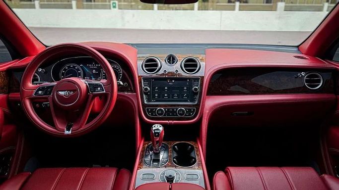 Подержанный Bentley Bentayga I, 6.0 л, 2018 в Дубае от MBA Motors Белый цвет. GCC | AUTO.AE