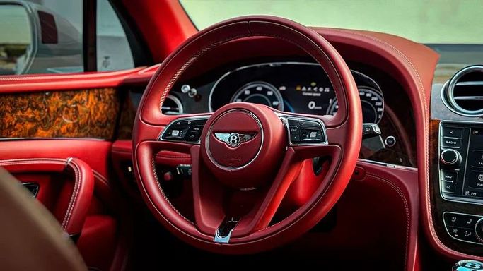 Подержанный Bentley Bentayga I, 6.0 л, 2018 в Дубае от MBA Motors Белый цвет. GCC | AUTO.AE