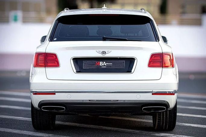 Подержанный Bentley Bentayga I, 6.0 л, 2018 в Дубае от MBA Motors Белый цвет. GCC | AUTO.AE