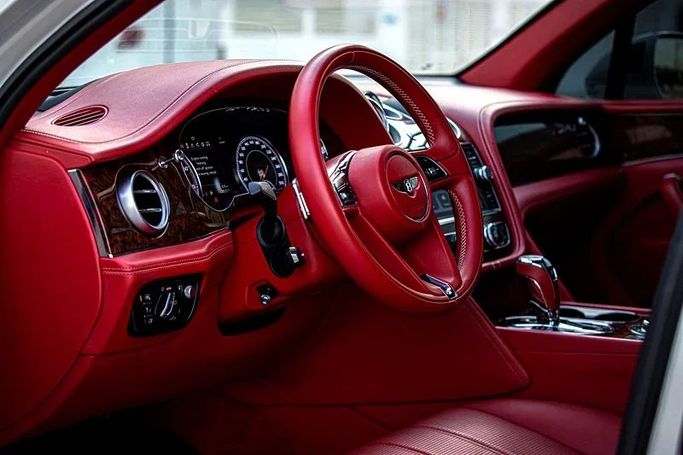 Подержанный Bentley Bentayga I, 6.0 л, 2018 в Дубае от MBA Motors Белый цвет. GCC | AUTO.AE
