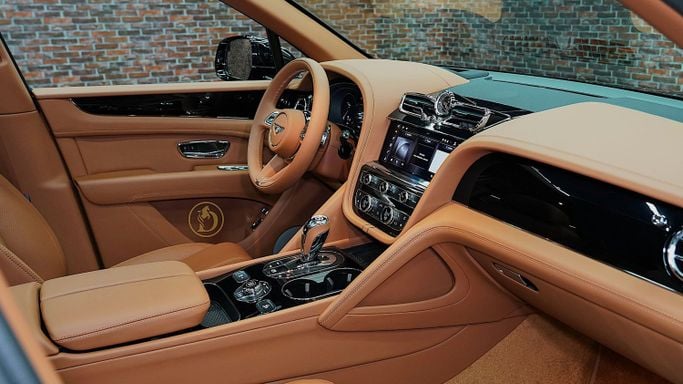 Новый Bentley Bentayga I Рестайлинг, 4.0 л, 2023 в Дубае от Dourado Luxury Car Черный цвет. Европейская | AUTO.AE