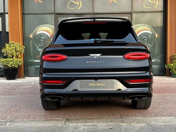 Подержанный Bentley Bentayga Speed I Рестайлинг, 6.0 л, 2022 в Дубае от 8 Ba Motors Черный цвет. Японская | AUTO.AE