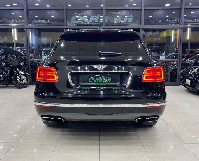 Подержанный Bentley Bentayga Speed I, 6.0 л, 2018 в Дубае от Carbon Cars Черный цвет. GCC | AUTO.AE