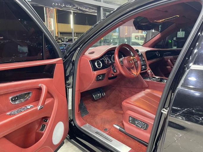 Подержанный Bentley Bentayga Speed I, 6.0 л, 2018 в Дубае от Carbon Cars Черный цвет. GCC | AUTO.AE
