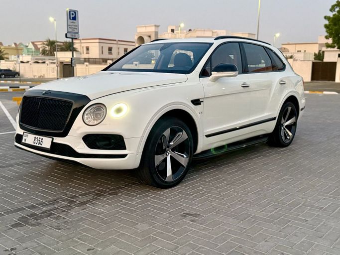 مستعملة Bentley Bentayga Speed I, 6.0 l, 2017 في في دبي، اللون أبيض. مواصفات الخليج | AUTO.AE
