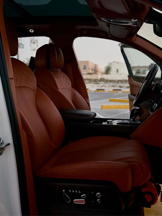 مستعملة Bentley Bentayga Speed I, 6.0 l, 2017 في في دبي، اللون أبيض. مواصفات الخليج | AUTO.AE