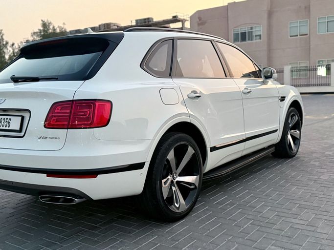 مستعملة Bentley Bentayga Speed I, 6.0 l, 2017 في في دبي، اللون أبيض. مواصفات الخليج | AUTO.AE