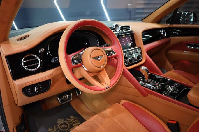 Подержанный Bentley Bentayga I Рестайлинг, 4.0 л, 2022 в Дубае от Sanam Cars Красный цвет. GCC | AUTO.AE