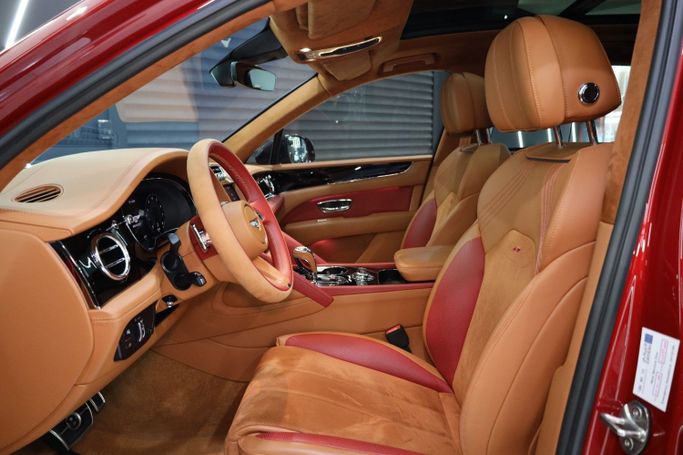 Подержанный Bentley Bentayga I Рестайлинг, 4.0 л, 2022 в Дубае от Sanam Cars Красный цвет. GCC | AUTO.AE