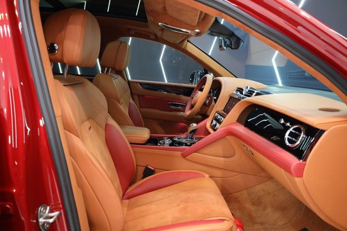 Подержанный Bentley Bentayga I Рестайлинг, 4.0 л, 2022 в Дубае от Sanam Cars Красный цвет. GCC | AUTO.AE