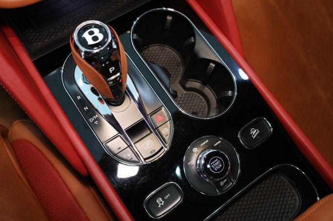 Подержанный Bentley Bentayga I Рестайлинг, 4.0 л, 2022 в Дубае от Sanam Cars Красный цвет. GCC | AUTO.AE