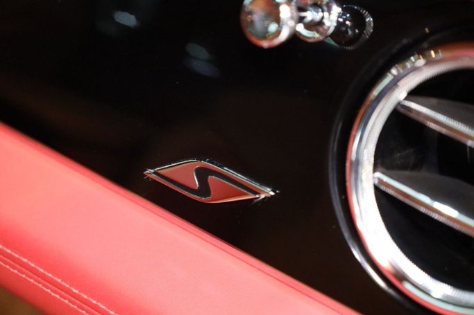 Подержанный Bentley Bentayga I Рестайлинг, 4.0 л, 2022 в Дубае от Sanam Cars Красный цвет. GCC | AUTO.AE