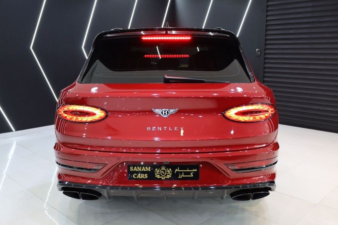 Подержанный Bentley Bentayga I Рестайлинг, 4.0 л, 2022 в Дубае от Sanam Cars Красный цвет. GCC | AUTO.AE