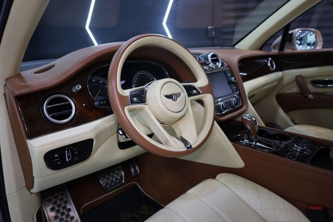 Used Bentley Bentayga I, 6.0 l, 2018 in Dubai by Sanam Cars, Golden color. GCC Specs | AUTO.AE