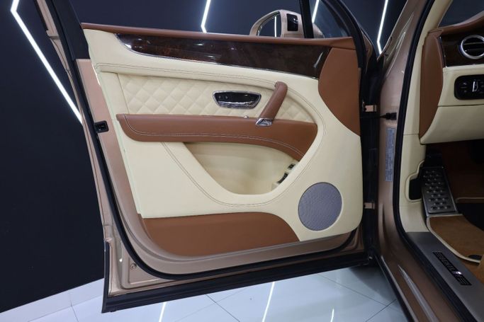 Used Bentley Bentayga I, 6.0 l, 2018 in Dubai by Sanam Cars, Golden color. GCC Specs | AUTO.AE