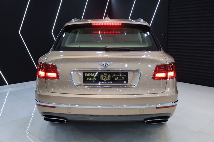 Used Bentley Bentayga I, 6.0 l, 2018 in Dubai by Sanam Cars, Golden color. GCC Specs | AUTO.AE