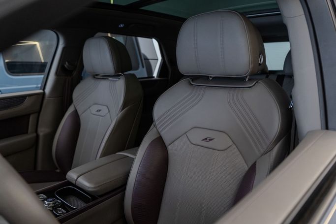 Подержанный Bentley Bentayga I Рестайлинг, 4.0 л, 2022 в Дубае от A1 Luxury Motors Пурпурный цвет. GCC | AUTO.AE