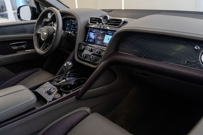 Подержанный Bentley Bentayga I Рестайлинг, 4.0 л, 2022 в Дубае от A1 Luxury Motors Пурпурный цвет. GCC | AUTO.AE