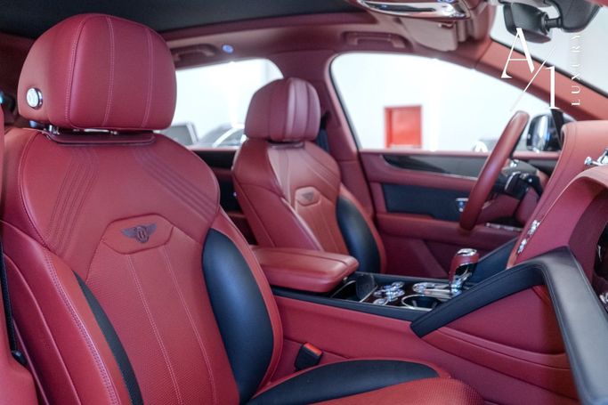 Подержанный Bentley Bentayga I Рестайлинг, 4.0 л, 2024 в Дубае от A1 Luxury Motors Черный цвет. GCC | AUTO.AE
