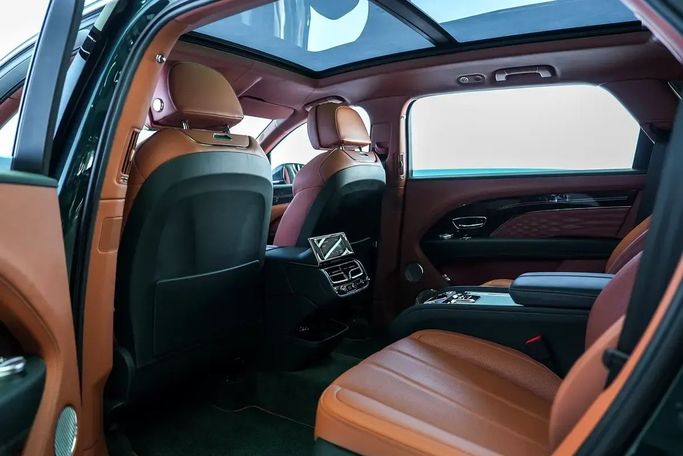 Used Bentley Bentayga Azure I Facelift, 4 l, 2023 in Dubai by Exotic Cars, Green color. GCC Specs | AUTO.AE