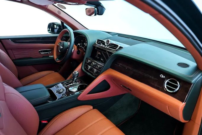 Used Bentley Bentayga Azure I Facelift, 4 l, 2023 in Dubai by Exotic Cars, Green color. GCC Specs | AUTO.AE