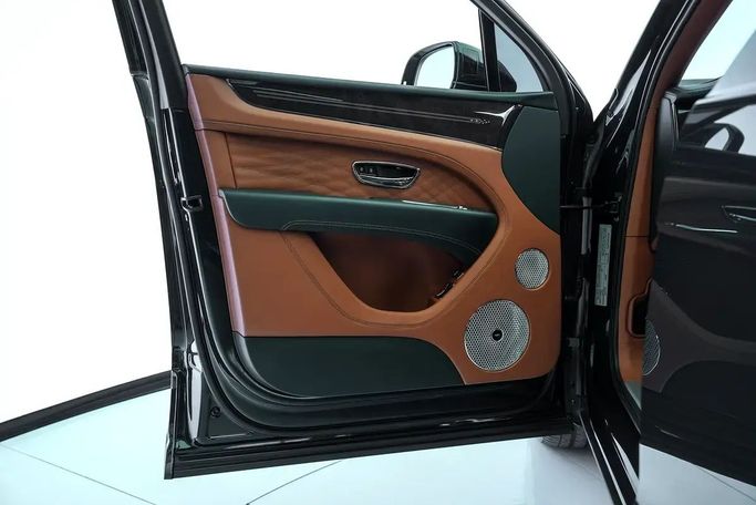 Used Bentley Bentayga Azure I Facelift, 4 l, 2023 in Dubai by Exotic Cars, Green color. GCC Specs | AUTO.AE