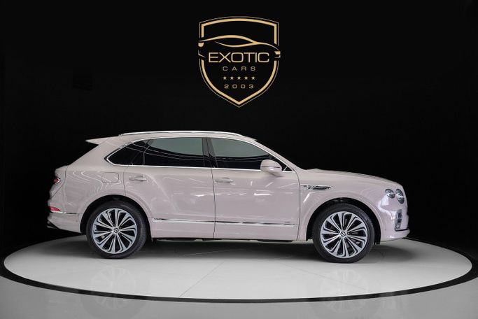 مستعملة Bentley Bentayga أنا شد الوجه, 4.0 l, 2022 في في دبي من Exotic Cars، اللون رمادي. مواصفات الخليج | AUTO.AE