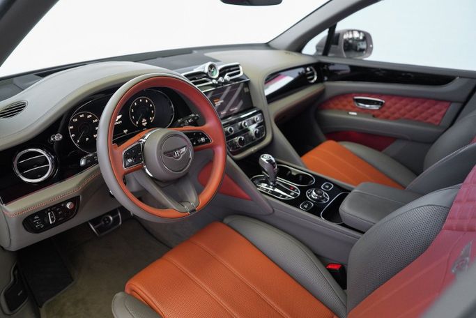مستعملة Bentley Bentayga أنا شد الوجه, 4.0 l, 2022 في في دبي من Exotic Cars، اللون رمادي. مواصفات الخليج | AUTO.AE