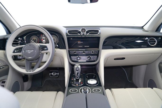 مستعملة Bentley Bentayga Speed أنا شد الوجه, 6.0 l, 2023 في في دبي من Exotic Cars، اللون أبيض. مواصفات الخليج | AUTO.AE