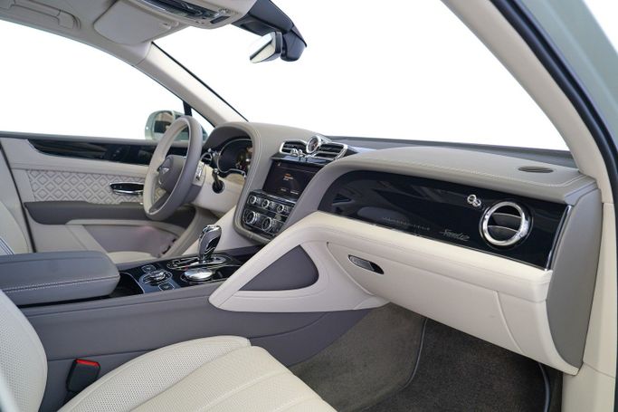 مستعملة Bentley Bentayga Speed أنا شد الوجه, 6.0 l, 2023 في في دبي من Exotic Cars، اللون أبيض. مواصفات الخليج | AUTO.AE