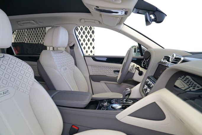مستعملة Bentley Bentayga Speed أنا شد الوجه, 6.0 l, 2023 في في دبي من Exotic Cars، اللون أبيض. مواصفات الخليج | AUTO.AE