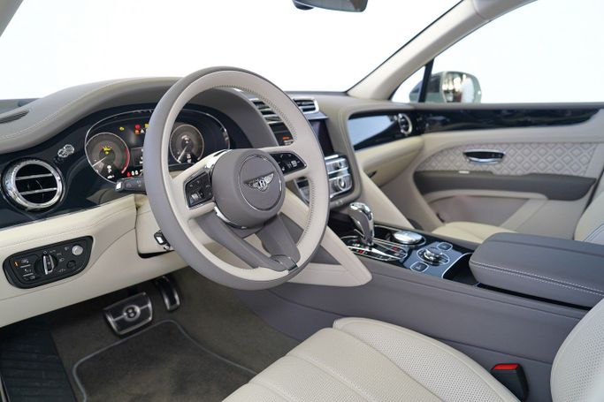 مستعملة Bentley Bentayga Speed أنا شد الوجه, 6.0 l, 2023 في في دبي من Exotic Cars، اللون أبيض. مواصفات الخليج | AUTO.AE