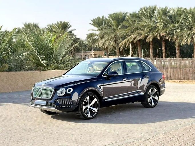Подержанный Bentley Bentayga I, 4.0 л, 2018 в Дубае от Platform Used Cars Синий цвет. GCC | AUTO.AE