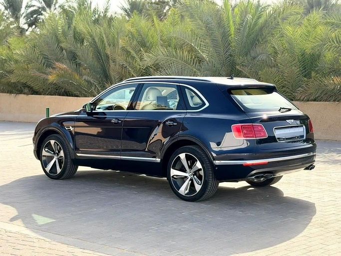 Подержанный Bentley Bentayga I, 4.0 л, 2018 в Дубае от Platform Used Cars Синий цвет. GCC | AUTO.AE