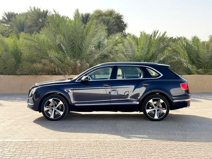 Подержанный Bentley Bentayga I, 4.0 л, 2018 в Дубае от Platform Used Cars Синий цвет. GCC | AUTO.AE