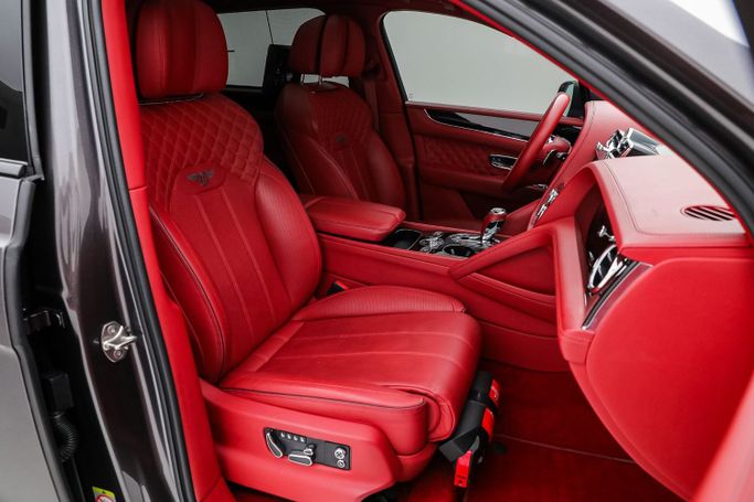 Used Bentley Bentayga I Facelift, 4.0 l, 2022 in Dubai by AUTO DEALS, Grey color. GCC Specs | AUTO.AE