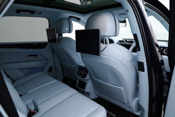 Used Bentley Bentayga I Facelift, 4.0 l, 2022 in Dubai by AUTO DEALS, Blue color. European Specs | AUTO.AE