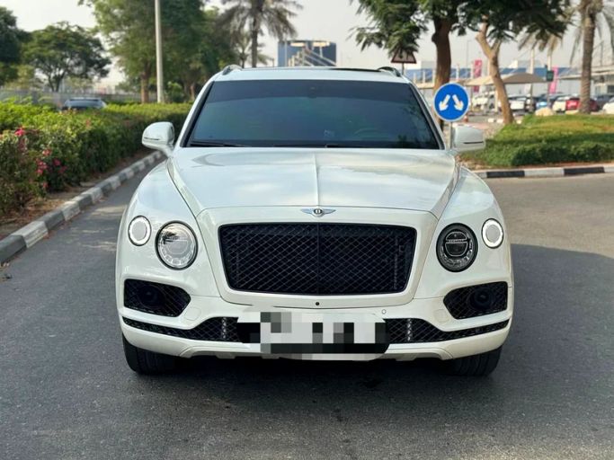 Подержанный Bentley Bentayga I, 4.0 л, 2020 в Дубае от 99 Motors LLC Белый цвет. Американская | AUTO.AE