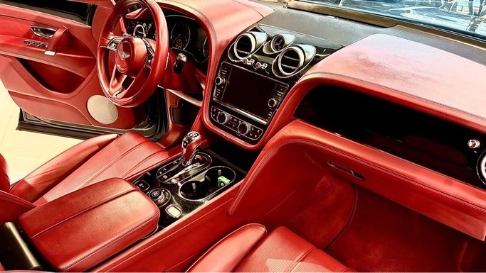 Подержанный Bentley Bentayga I, 4.0 л, 2018 в Дубае от FLEX DRIVE Черный цвет. GCC | AUTO.AE