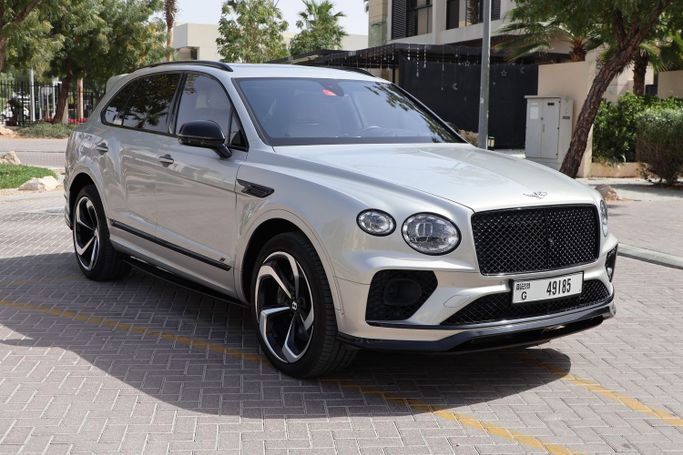 Подержанный Bentley Bentayga EWB I Рестайлинг, 4.0 л, 2022 в Дубае Серебристый цвет. Европейская | AUTO.AE | Объявление #247963