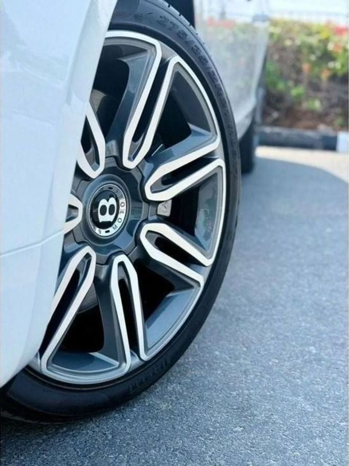 Подержанный Bentley Continental Flying Spur Speed, 6.0 л, 2012 в Дубае от Ideal Cars LLC Белый цвет. GCC | AUTO.AE