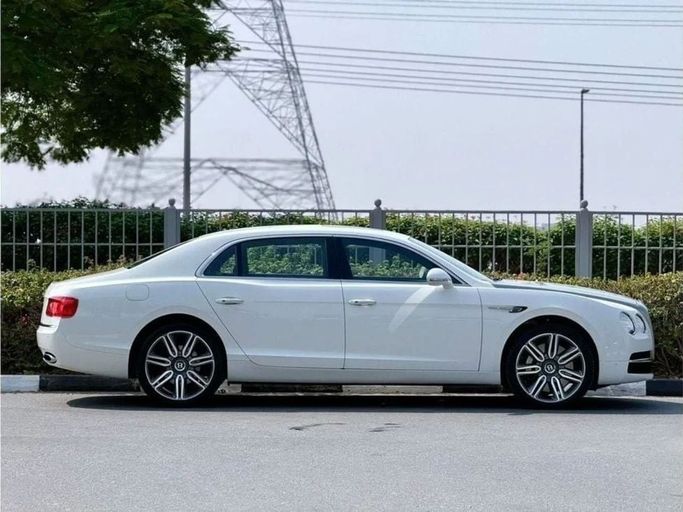 Подержанный Bentley Continental Flying Spur Speed, 6.0 л, 2012 в Дубае от Ideal Cars LLC Белый цвет. GCC | AUTO.AE