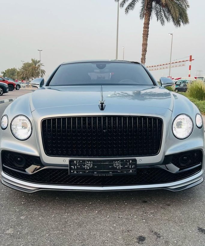 Подержанный Bentley Continental Flying Spur, 6.0 л, 2012 в Дубае от Lakhani Motors Белый цвет. GCC | AUTO.AE