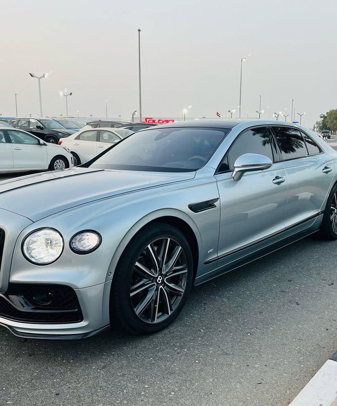 Подержанный Bentley Continental Flying Spur, 6.0 л, 2012 в Дубае от Lakhani Motors Белый цвет. GCC | AUTO.AE
