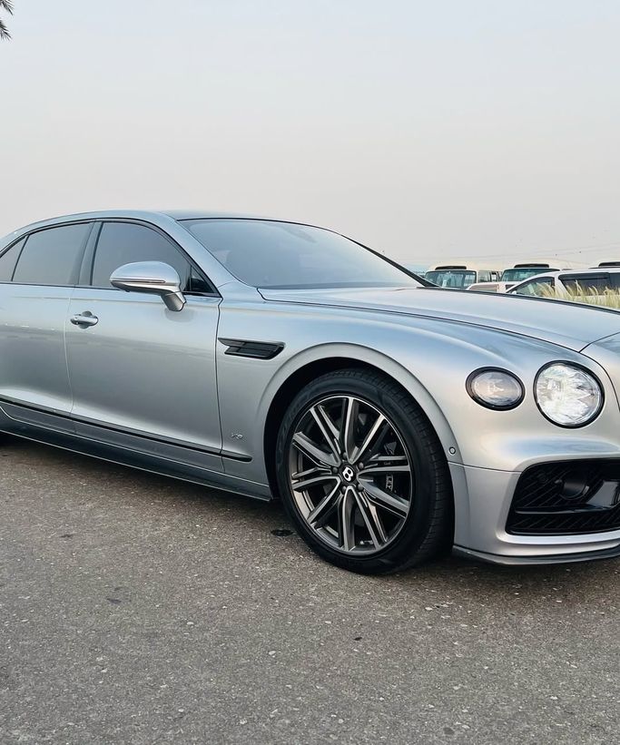 Подержанный Bentley Continental Flying Spur, 6.0 л, 2012 в Дубае от Lakhani Motors Белый цвет. GCC | AUTO.AE